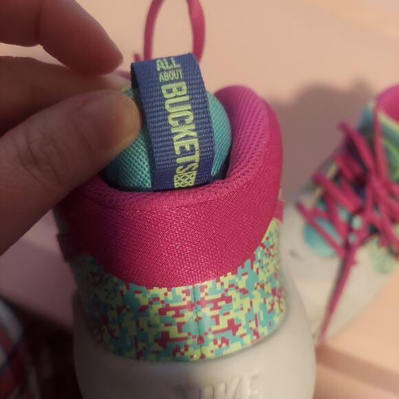 Nike Team Hustle D 9 DIGI GS Kids Sneaker, purple and teal ,  4Y - Picture 7 of 9